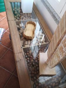 Tür mit einem Haufen Steine und einem Korb in der Unterkunft Refúgio d' Aldeia in Reguengos de Monsaraz