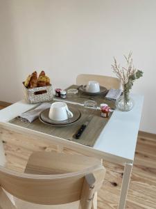 Wailly-BeaucampにあるCasa louisa (chambre royale bain nordique)の食器一皿とパン一箱