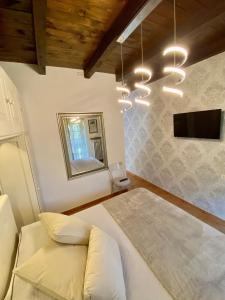 Televízia a/alebo spoločenská miestnosť v ubytovaní Ancienne Maisonnette