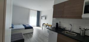 Kuchyňa alebo kuchynka v ubytovaní Apartmani Karlo + 37 fotografií