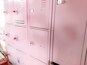 a row of pink lockers in a room at Hostel Ateliê Laroyê in Salvador