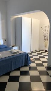 ペトロジーノにあるCase Vacanze Giovannaのチェックフロアのベッドルーム1室(ベッド1台付)