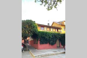 uma casa com hera ao lado em Spacious Chillout in Madrid em Madri