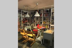 Knihovna v apartmánu