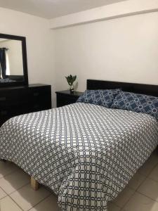 A bed or beds in a room at Cómodo Alojamiento en Rosarito