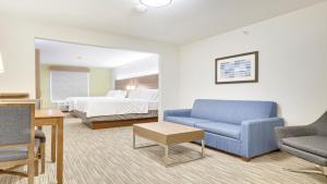 Una habitación de hotel con una cama, un sofá y una silla. en Holiday Inn Express Hotel & Suites Portland by IHG, en Portland 17 fotos más