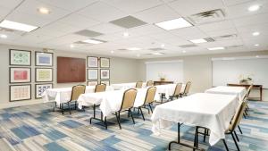 una sala de conferencias con mesas y sillas blancas en Holiday Inn Express Hotel & Suites Portland by IHG, en Portland