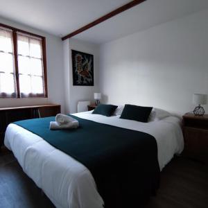 um quarto com 2 camas grandes e uma janela em Chalet les falaises em Saint-Léonard