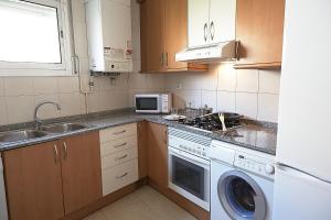 Kuchyňa alebo kuchynka v ubytovaní Alguera Apartments Sant Andreu
