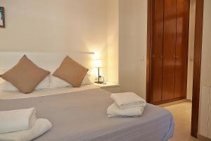 Posteľ alebo postele v izbe v ubytovaní Alguera Apartments Sant Andreu
