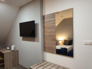 1 dormitorio con espejo y 1 cama en una habitación en Hotel Garbów *** Centrum Konferencyjno - Bankietowe en Garbów