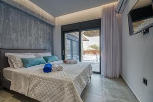 Giường trong phòng chung tại Terra Secreta Luxury Villas