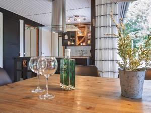 Vester Sømarkenにある7 person holiday home in Aakirkebyの木製テーブルに座るワイン1本(グラス2杯付)