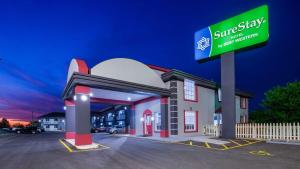 stazione di servizio di Aswick con un cartello davanti di SureStay Hotel By Best Western Olathe a Olathe