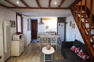 un soggiorno con divano e una cucina di Maison océane proche plage ad Arès