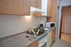 Kuchyňa alebo kuchynka v ubytovaní Alguera Apartments Sant Andreu