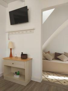 Schlafzimmer mit einem Bett und einem TV an der Wand in der Unterkunft Blue Beach House ATICO CON TERRAZA in Málaga + 23 Fotos