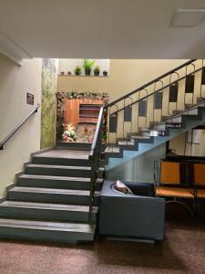 a staircase leading up to a room with a bunch of stairs at Aton Plaza Hotel in Goiânia