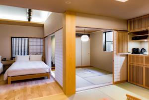 En eller flere senger på et rom på Ishibekoji Muan