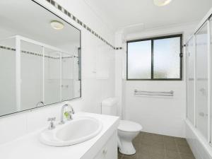Bathroom sa Bilinga Gardens Unit 7
