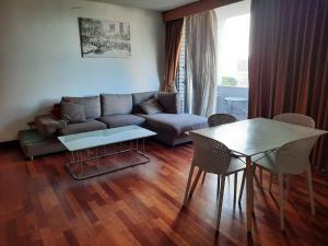 sala de estar con sofá y mesa en Apartamento 908 Cortijo Reforma zona 9 en Guatemala