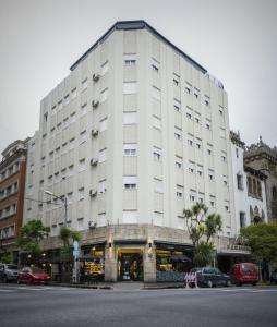 duży biały budynek przy ulicy miejskiej w obiekcie Gran Hotel Panamericano w mieście Mar del Plata