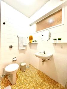 Ένα μπάνιο στο Apartamento temporada Guarapari-Centro +26 φωτογραφίες