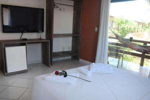 Uma TV ou centro de entretenimento em Pousada Kairos & Spa em Búzios