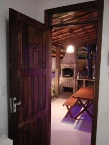 una puerta abierta que conduce a un patio con chimenea en LAZULLI PRAIA VILLAGE - CONDOMÍNIO PRIVATIVO - Orla Sul- Ilhéus - Bahia en Ilhéus