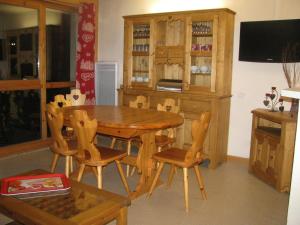 uma sala de jantar com uma mesa de madeira e cadeiras em Appartement Valloire, 4 pièces, 8 personnes - FR-1-263-484 em Valloire