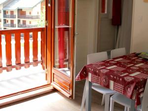a dining room with a table and a balcony at Appartement Valloire, 1 pièce, 4 personnes - FR-1-263-481 in Valloire