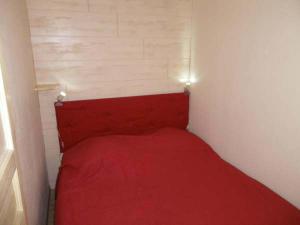 małe czerwone łóżko w małym pokoju w obiekcie Appartement Valloire, 1 pièce, 4 personnes - FR-1-263-481 w mieście Valloire