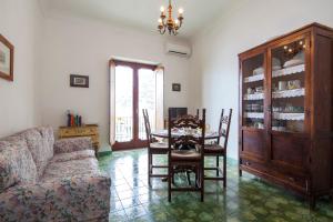 uma sala de estar com uma mesa e um sofá em Casa Wanda em Positano