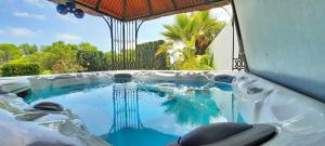 Der Swimmingpool an oder in der Nähe von Villa Sun Carlos