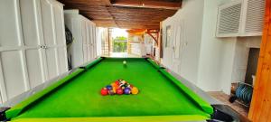 Ein Billardtisch in der Unterkunft Villa Sun Carlos