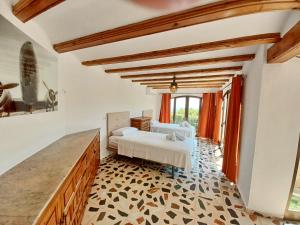 ein Wohnzimmer mit einem Bett und einem Tisch in der Unterkunft Villa Sun Carlos in Benissa + 37 Fotos