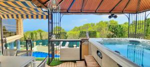 Der Swimmingpool an oder in der Nähe von Villa Sun Carlos