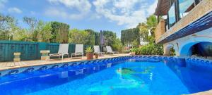 Der Swimmingpool an oder in der Nähe von Villa Sun Carlos