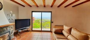 ein Wohnzimmer mit Couch und Flachbildfernseher in der Unterkunft Villa Sun Carlos in Benissa