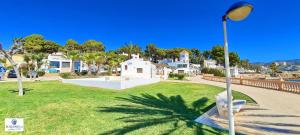 ein Park mit einer Bank und einer Straßenlaterne in der Unterkunft Villa Sun Carlos in Benissa