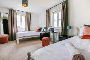 Llit o llits en una habitació de Premium 4 large double bed townhouse in Bicester, next to Bicester Village