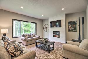 ein Wohnzimmer mit 2 Sofas und einem Kamin in der Unterkunft Upscale Townhome in Causeways on Gull Resort! in Nisswa