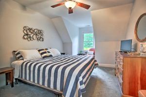 1 dormitorio con 1 cama y ventilador de techo en Cape Cod Home with Deck about 3 Miles to Beaches, en Bourne