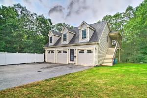 Imagen de la galería de Cape Cod Home with Deck about 3 Miles to Beaches, en Bourne