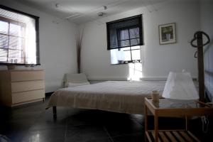 A bed or beds in a room at Une parenthèse en Ardenne