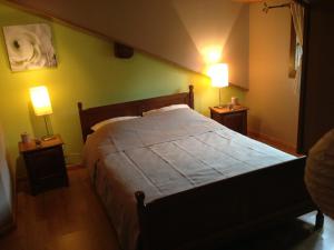 A bed or beds in a room at Une parenthèse en Ardenne