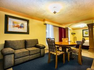 a living room with a couch and a table at Quinta del Rey Hotel in Toluca