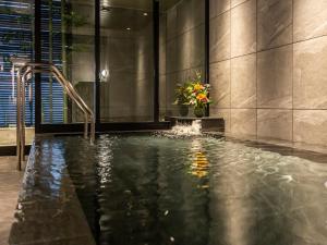 京都HOTEL AMANEK Kyoto Kawaramachi Gojo的一座带喷泉的游泳池