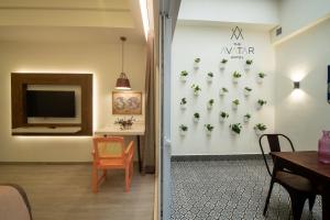 Uma TV ou centro de entretenimento em The Avatar Hotel & Convention