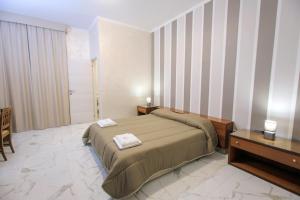 Postel nebo postele na pokoji v ubytování Hotel Holiday + 37 fotografií